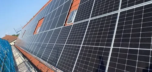 Moduli solari su un tetto di tegole rosse